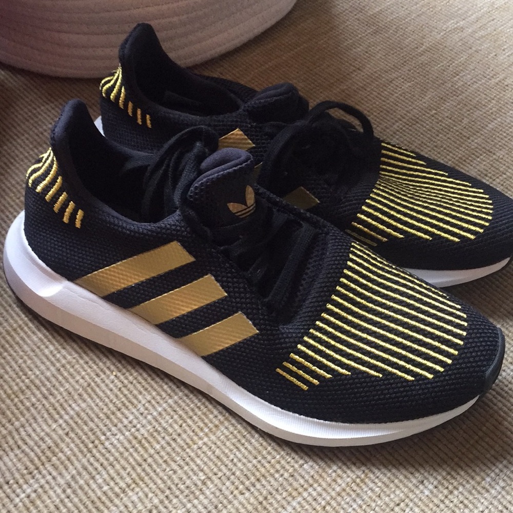 Adidas swift run trefoil running sneakers size 10